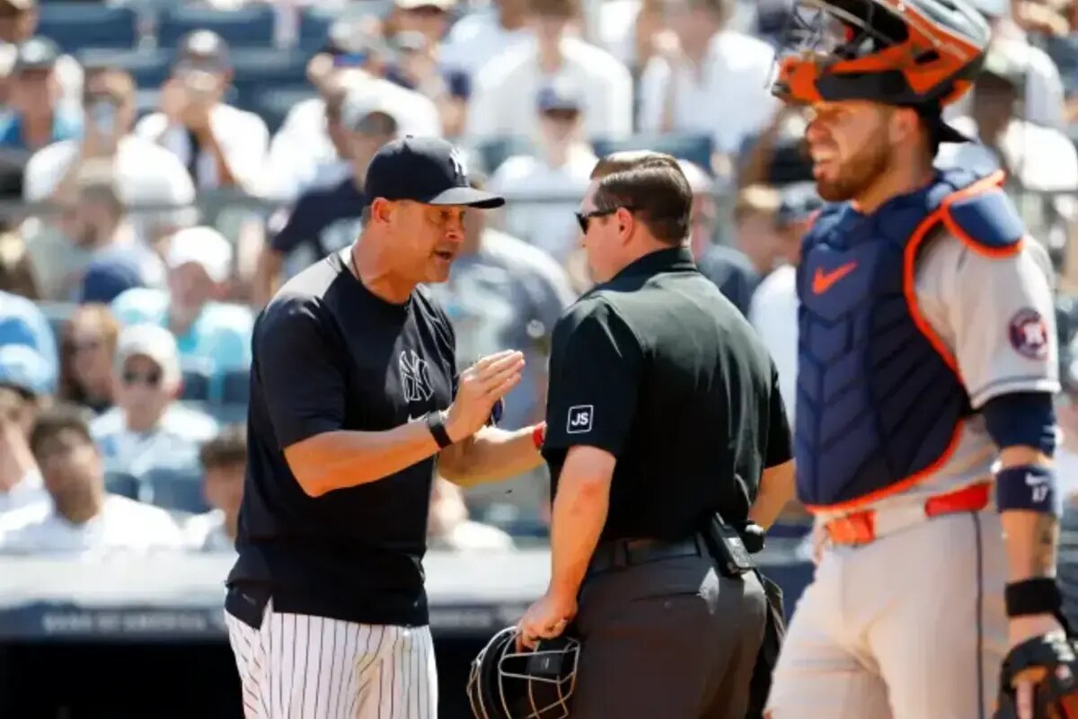 Aaron Boone argues with umpire Derek Thomas during the Yankees-Astros game on Aug. 10, 2025.