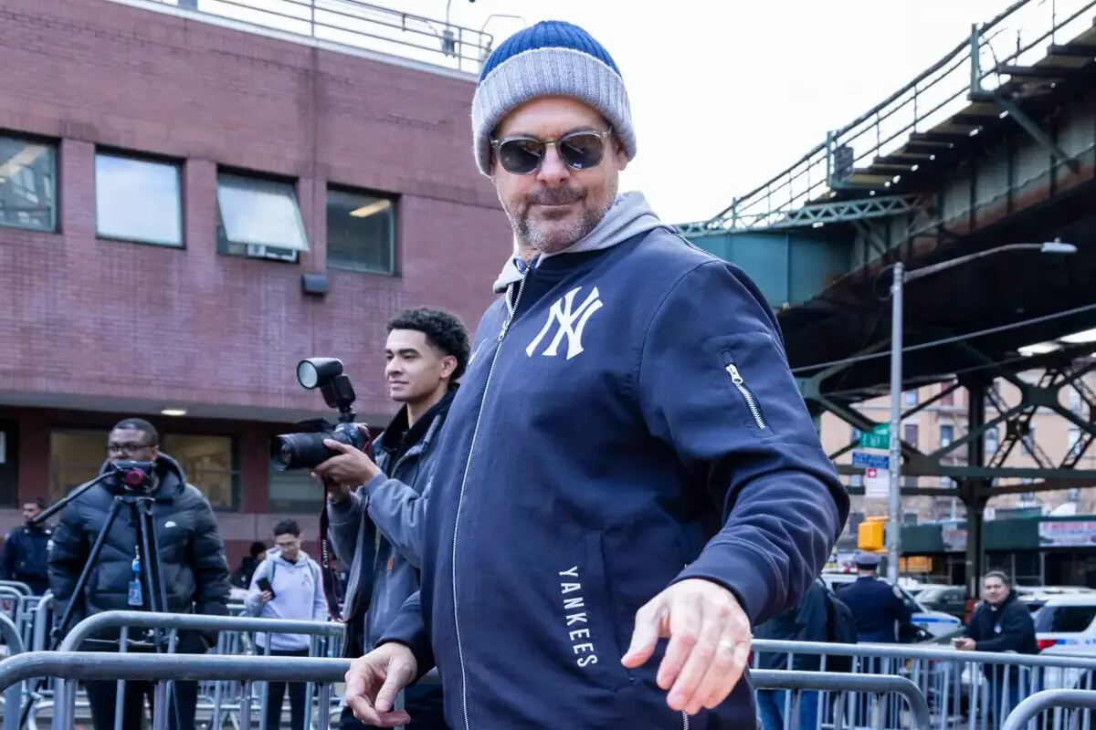 New York Yankees manager Aaron Boone, the 44th precinct and the Food Bank of New York City are distributing food and toys to 500 neighborhood families, Friday, Dec. 19, 2025, in Bronx, NY.
