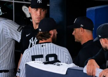 Paul Blackburn talks to manager Aaron Boone during the Yankees' 2-0 win over the Pirates, New York, July 22, 2026.