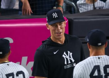 Captain Aaron Judge welcomes his teammates after the Yankees' 3-1 win over the Blue Jays, New York, August 21, 2026.